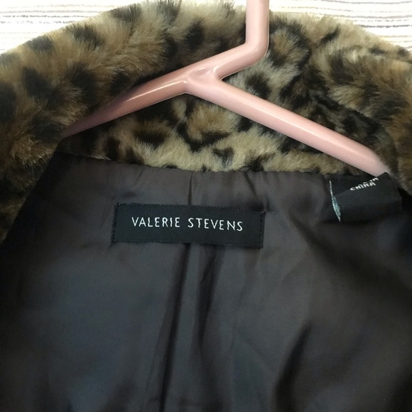 SOLD: VINTAGE fully-lined faux fur cape/shrug - Picture 4 of 4